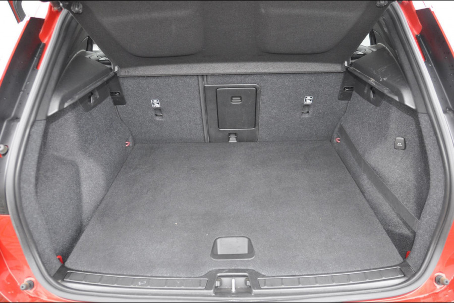 Volvo XC40 T5 262PK Automaat Twin Engine Momentum Pro / Leer / Park assist v+a / Achteruitrijcamera / Elektrische achterklep / Donker getint glas / Apple Carplay/Android Auto