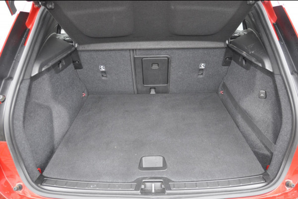 Volvo XC40 T5 262PK Automaat Twin Engine Momentum Pro / Leer / Park assist v+a / Achteruitrijcamera / Elektrische achterklep / Donker getint glas / Apple Carplay/Android Auto