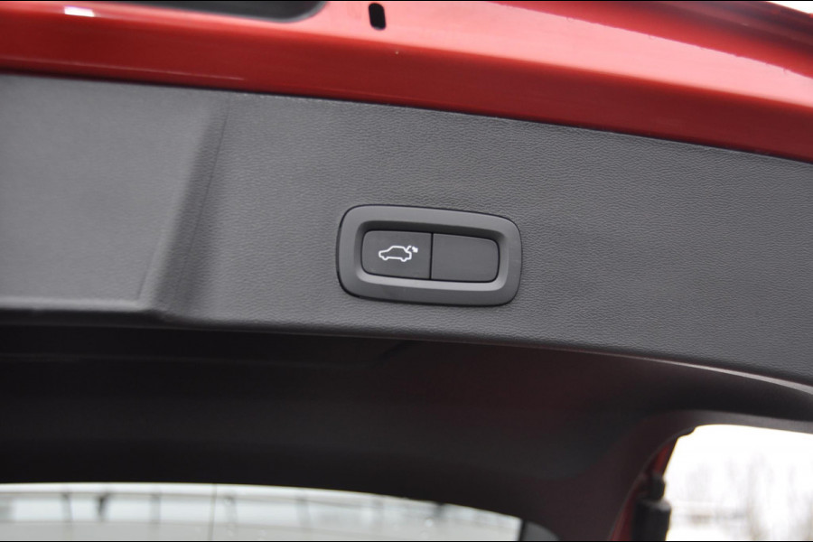 Volvo XC40 T5 262PK Automaat Twin Engine Momentum Pro / Leer / Park assist v+a / Achteruitrijcamera / Elektrische achterklep / Donker getint glas / Apple Carplay/Android Auto