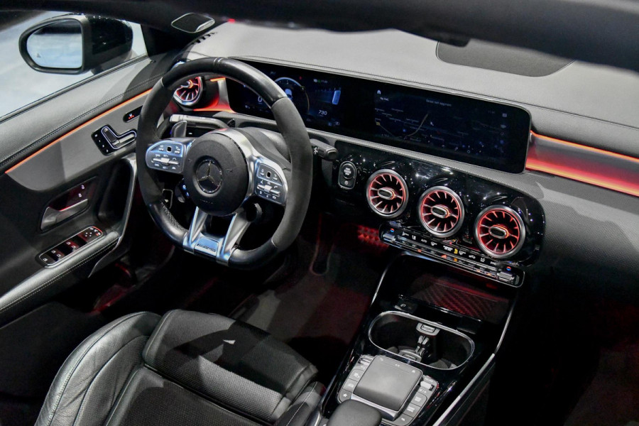 Mercedes-Benz CLA-Klasse AMG 45 S 4MATIC+. Schaal, Perf stuur, Pano, Koeling, Distro+, 360, Burm, Keyless, Btw, Dodeh, Multib!