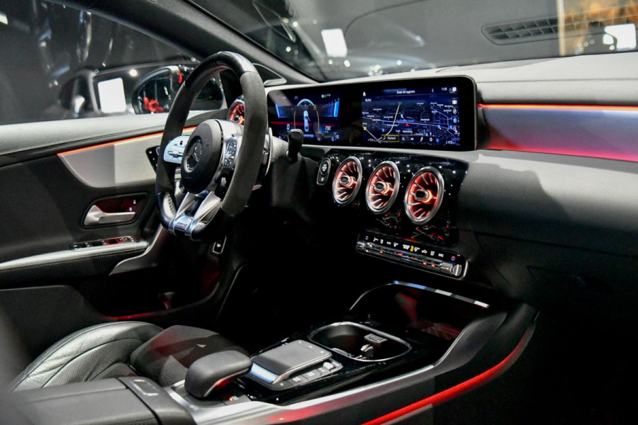 Mercedes-Benz CLA-Klasse AMG 45 S 4MATIC+. Schaal, Perf stuur, Pano, Koeling, Distro+, 360, Burm, Keyless, Btw, Dodeh, Multib!