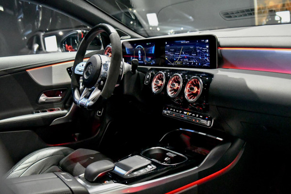 Mercedes-Benz CLA-Klasse AMG 45 S 4MATIC+. Schaal, Perf stuur, Pano, Koeling, Distro+, 360, Burm, Keyless, Btw, Dodeh, Multib!