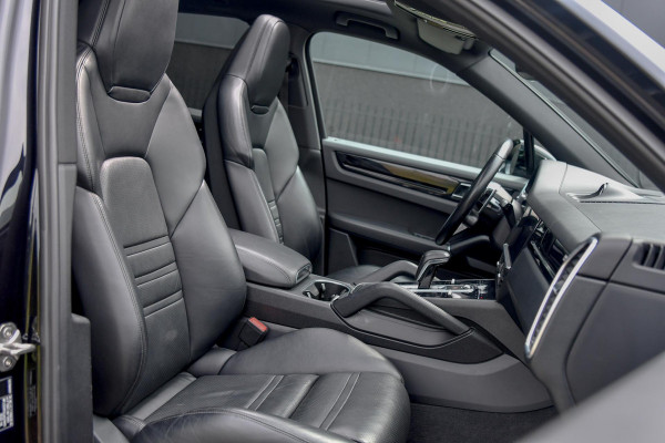 Porsche Cayenne 3.0 E-Hybrid. Sport Design, Chrono, Pano, Luchtv, 18 Weg, ACC, 360, Keyless, Bose, Trekh, CarPlay!