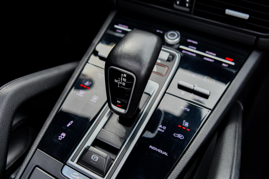 Porsche Cayenne 3.0 E-Hybrid. Sport Design, Chrono, Pano, Luchtv, 18 Weg, ACC, 360, Keyless, Bose, Trekh, CarPlay!
