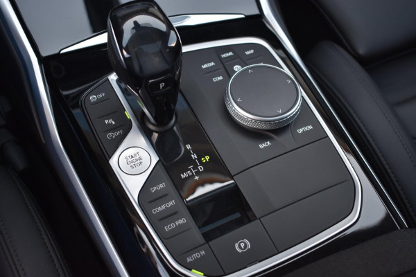 BMW 3-serie 320i High Executive | HARMAN KARDON | SCHUIF KANTELDAK | LEDER | STOELVERWARMING | SFEERVERLICHTING | APPLE CARPLAY