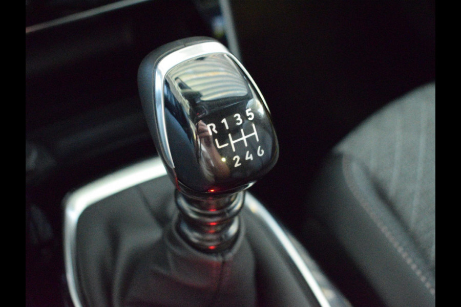 Peugeot 2008 1.2 PureTech 100 Allure ACHTERUITRIJCAMERA MET SENSOREN | NAVIGATIE & CARPLAY | E.C.C. |