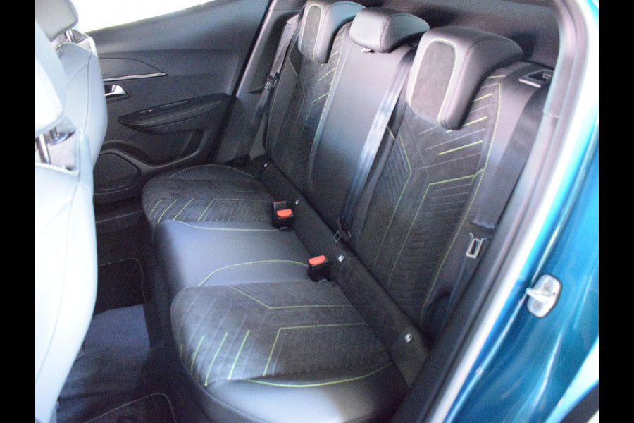 Peugeot e-2008 EV GT Avantage 54 kWh ACHTERUITRIJCAMERA MET SENSOREN | NAVIGATIE & CARPLAY | E.C.C. | VERWARMBARE STOELEN |