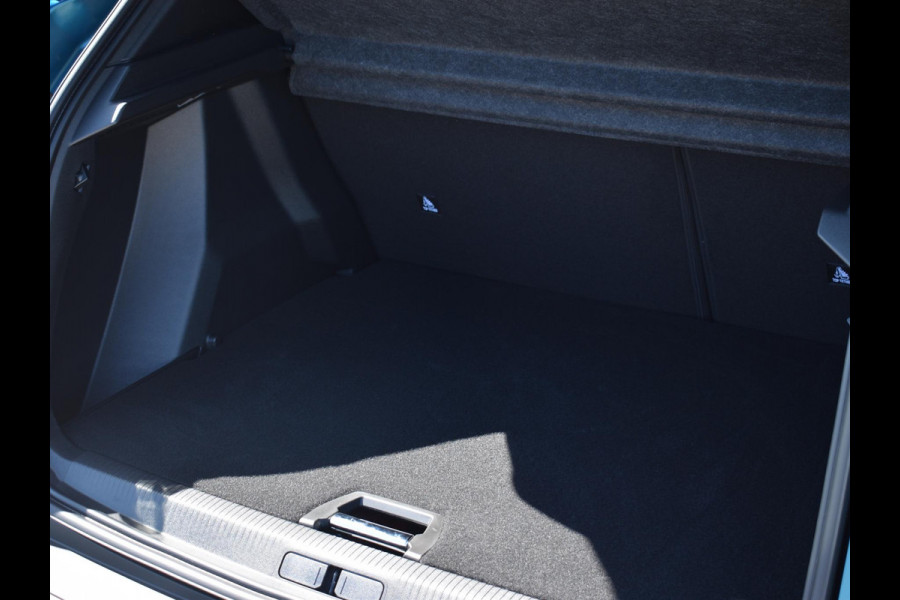 Peugeot e-2008 EV GT Avantage 54 kWh ACHTERUITRIJCAMERA MET SENSOREN | NAVIGATIE & CARPLAY | E.C.C. | VERWARMBARE STOELEN |