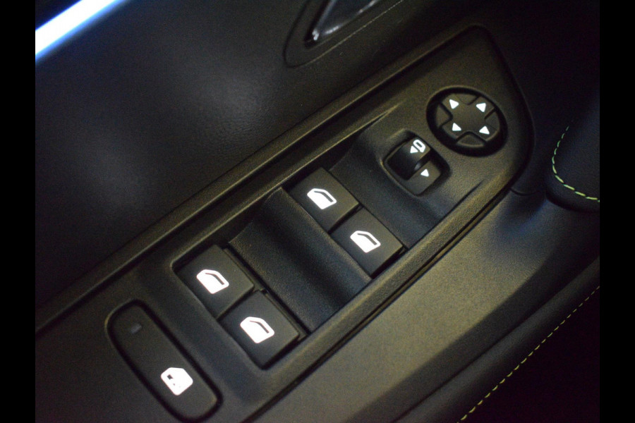 Peugeot e-2008 EV GT Avantage 54 kWh ACHTERUITRIJCAMERA MET SENSOREN | NAVIGATIE & CARPLAY | E.C.C. | VERWARMBARE STOELEN |