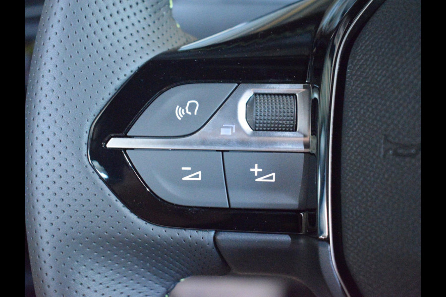 Peugeot e-2008 EV GT Avantage 54 kWh ACHTERUITRIJCAMERA MET SENSOREN | NAVIGATIE & CARPLAY | E.C.C. | VERWARMBARE STOELEN |