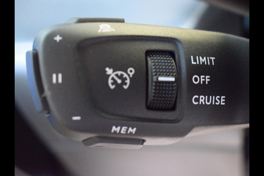 Peugeot e-2008 EV GT Avantage 54 kWh ACHTERUITRIJCAMERA MET SENSOREN | NAVIGATIE & CARPLAY | E.C.C. | VERWARMBARE STOELEN |