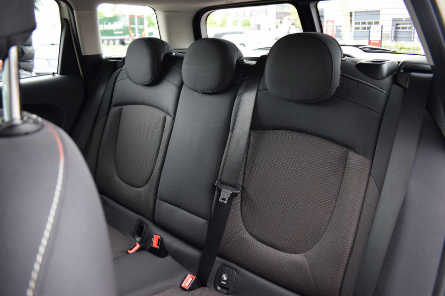 MINI Clubman 1.5 Cooper Pepper Serious Business | Automaat | H/K | 17” LM | Cruise