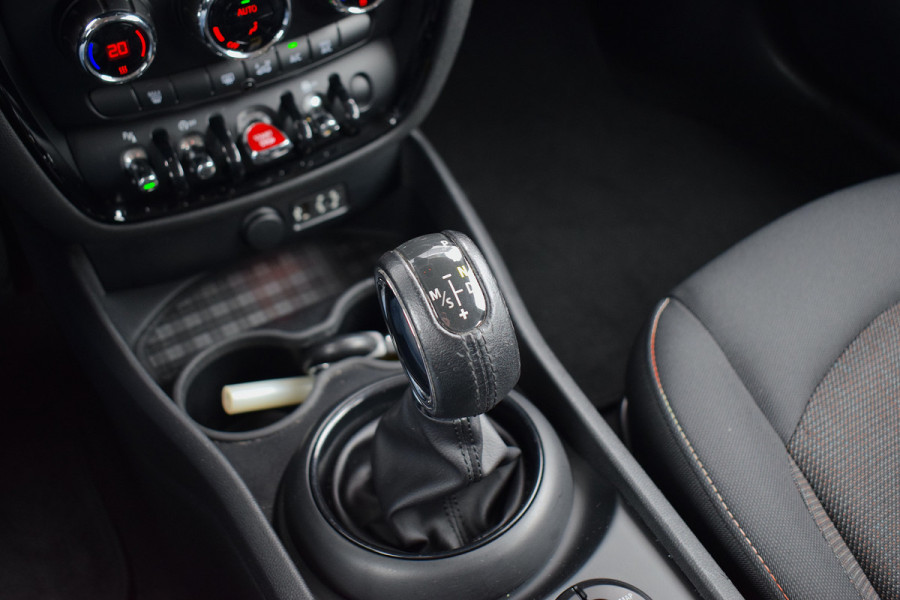 MINI Clubman 1.5 Cooper Pepper Serious Business | Automaat | H/K | 17” LM | Cruise