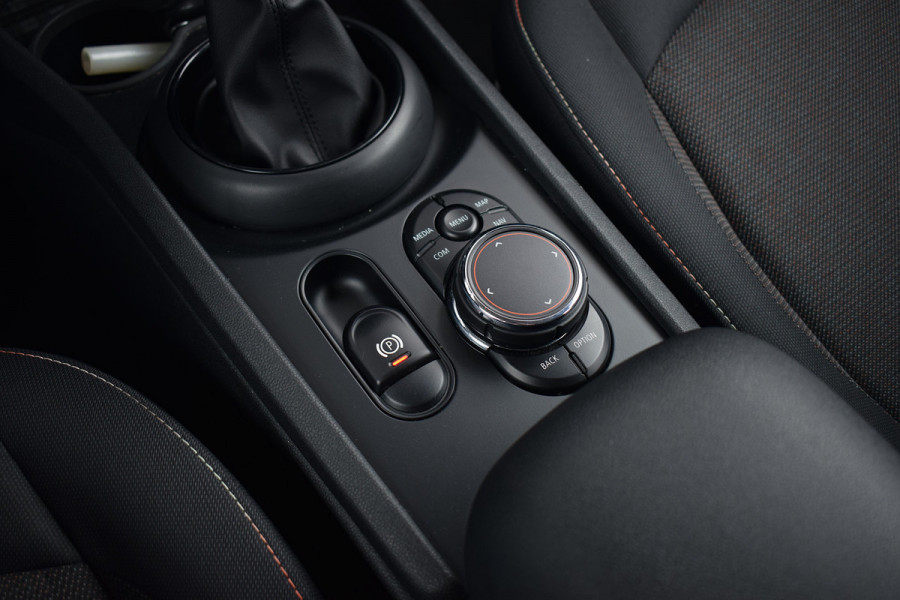 MINI Clubman 1.5 Cooper Pepper Serious Business | Automaat | H/K | 17” LM | Cruise