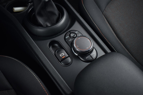MINI Clubman 1.5 Cooper Pepper Serious Business | Automaat | H/K | 17” LM | Cruise