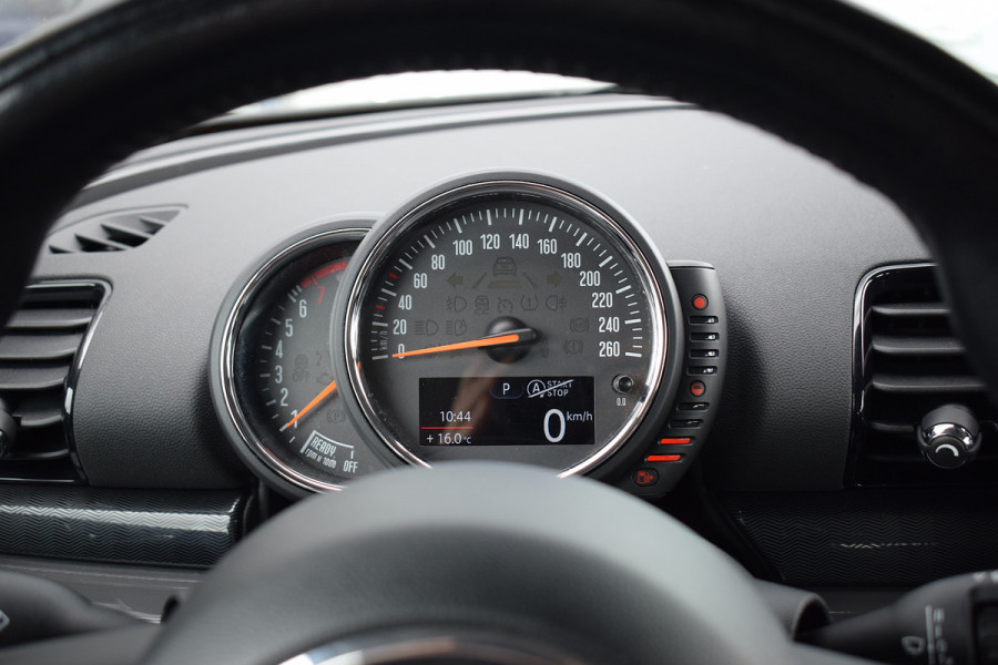 MINI Clubman 1.5 Cooper Pepper Serious Business | Automaat | H/K | 17” LM | Cruise
