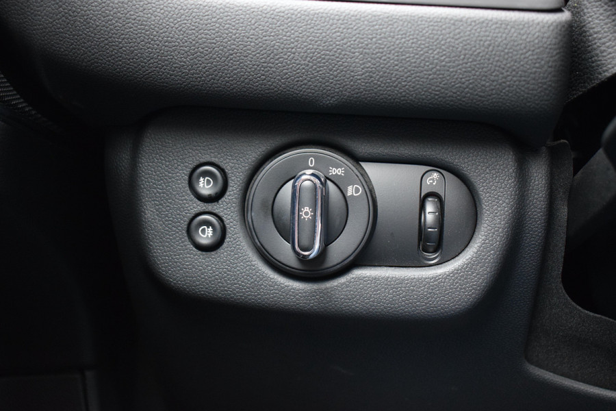 MINI Clubman 1.5 Cooper Pepper Serious Business | Automaat | H/K | 17” LM | Cruise