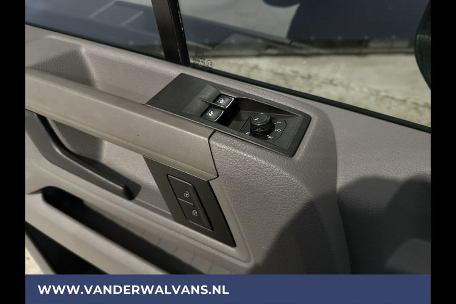 Volkswagen Crafter 2.0 TDI 140 pk L3H2 L2H1 Euro6 Airco | Camera | Navigatie | 3000kg Trekhaak | Imperiaal Apple Carplay, Android Auto, Parkeersensoren, Bijrijdersbank