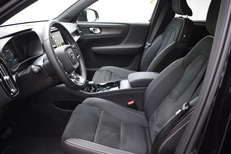 Volvo EX40 252PK Single Motor Extended Range Plus / Navigatie / 360 Camera / Stuur-Stoelverwarming / Adaptieve Cruisecontrol / LM Velgen / Trekhaak /