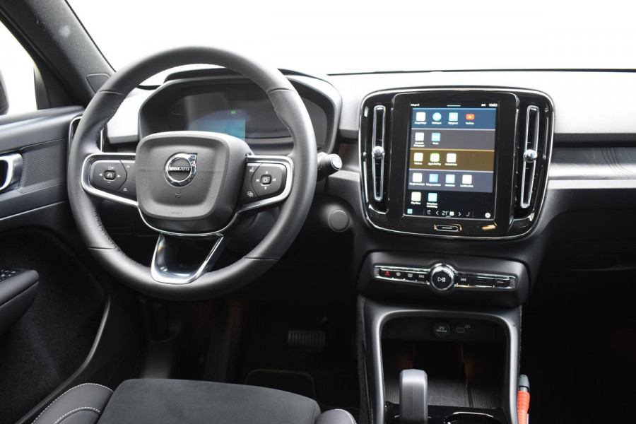 Volvo EX40 252PK Single Motor Extended Range Plus / Navigatie / 360 Camera / Stuur-Stoelverwarming / Adaptieve Cruisecontrol / LM Velgen / Trekhaak /