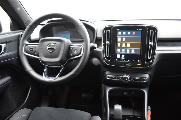 Volvo EX40 252PK Single Motor Extended Range Plus / Navigatie / 360 Camera / Stuur-Stoelverwarming / Adaptieve Cruisecontrol / LM Velgen / Trekhaak /