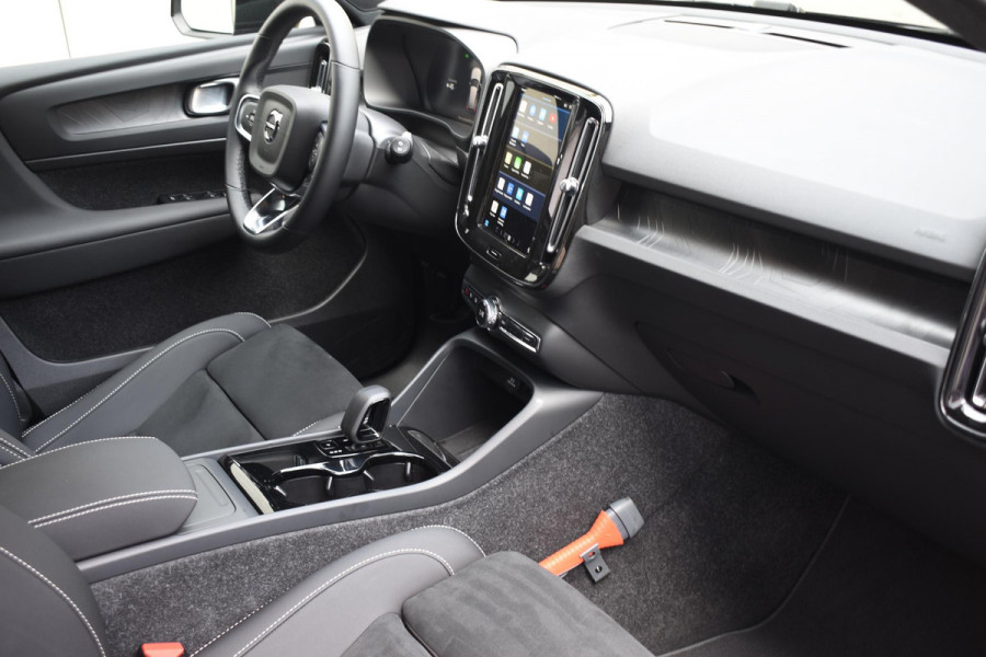 Volvo EX40 252PK Single Motor Extended Range Plus / Navigatie / 360 Camera / Stuur-Stoelverwarming / Adaptieve Cruisecontrol / LM Velgen / Trekhaak /