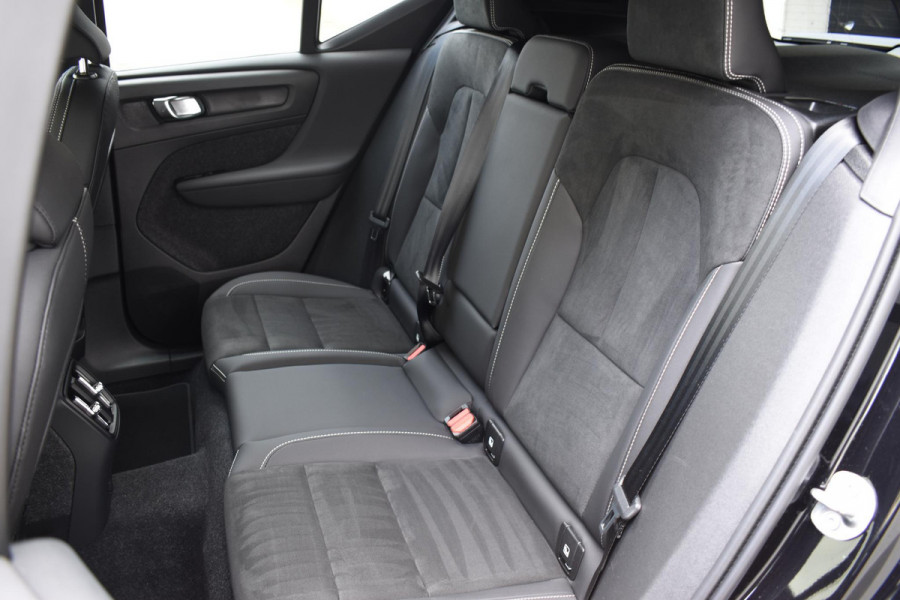 Volvo EX40 252PK Single Motor Extended Range Plus / Navigatie / 360 Camera / Stuur-Stoelverwarming / Adaptieve Cruisecontrol / LM Velgen / Trekhaak /