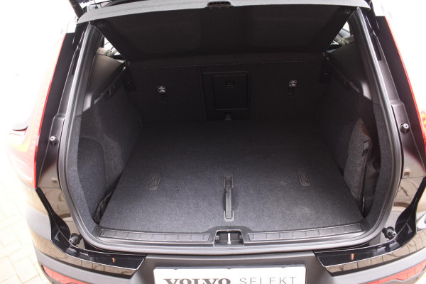 Volvo EX40 252PK Single Motor Extended Range Plus / Navigatie / 360 Camera / Stuur-Stoelverwarming / Adaptieve Cruisecontrol / LM Velgen / Trekhaak /