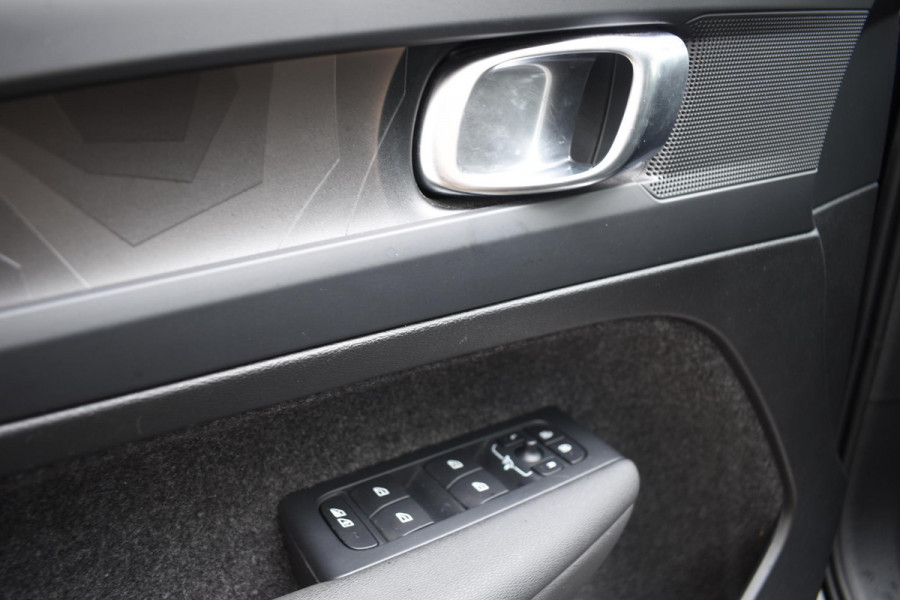 Volvo XC40 252PK Single Motor Extended Range Plus / Navigatie / Camera / Parkeersensoren / Adaptieve Cruisecontrol / Stuur-Stoelverwarming / LM Velgen / Trekhaak /