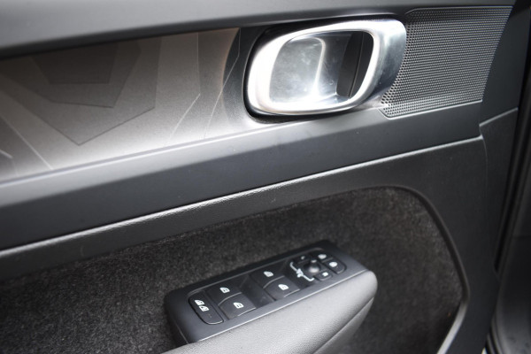 Volvo XC40 252PK Single Motor Extended Range Plus / Navigatie / Camera / Parkeersensoren / Adaptieve Cruisecontrol / Stuur-Stoelverwarming / LM Velgen / Trekhaak /