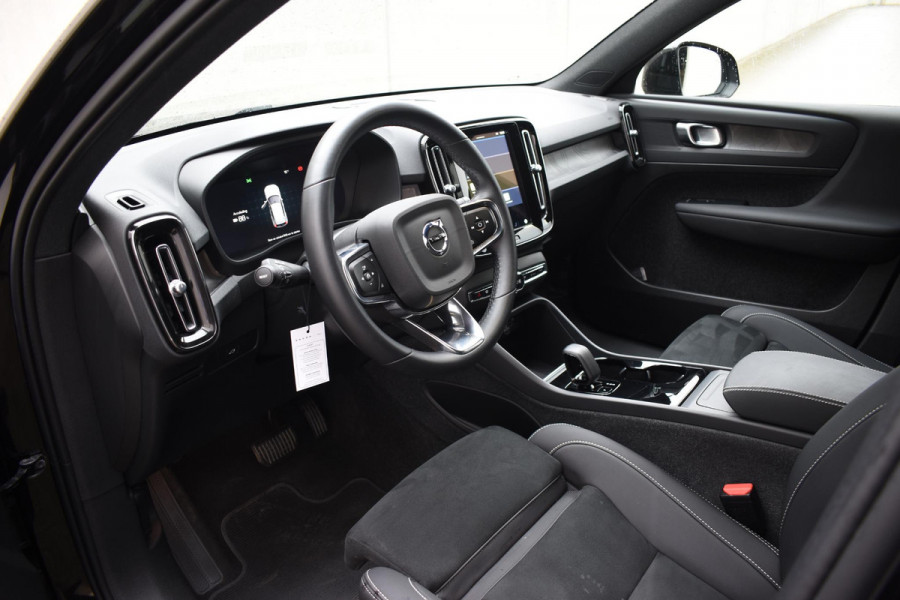 Volvo XC40 252PK Single Motor Extended Range Plus / Navigatie / Camera / Parkeersensoren / Adaptieve Cruisecontrol / Stuur-Stoelverwarming / LM Velgen / Trekhaak /