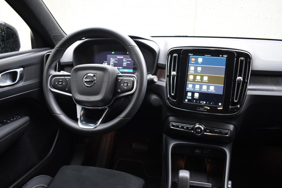 Volvo XC40 252PK Single Motor Extended Range Plus / Navigatie / Camera / Parkeersensoren / Adaptieve Cruisecontrol / Stuur-Stoelverwarming / LM Velgen / Trekhaak /