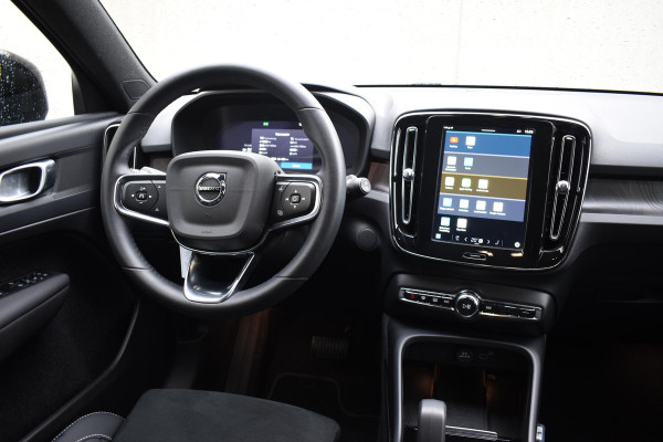 Volvo XC40 252PK Single Motor Extended Range Plus / Navigatie / Camera / Parkeersensoren / Adaptieve Cruisecontrol / Stuur-Stoelverwarming / LM Velgen / Trekhaak /