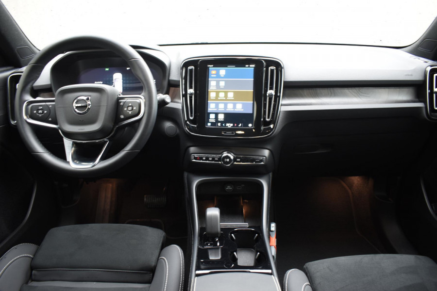 Volvo XC40 252PK Single Motor Extended Range Plus / Navigatie / Camera / Parkeersensoren / Adaptieve Cruisecontrol / Stuur-Stoelverwarming / LM Velgen / Trekhaak /