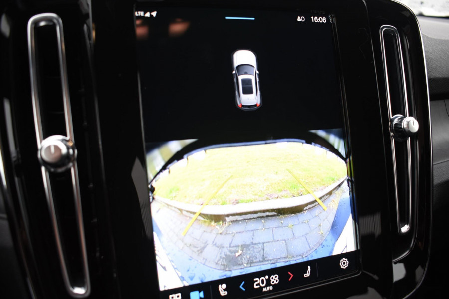Volvo XC40 252PK Single Motor Extended Range Plus / Navigatie / Camera / Parkeersensoren / Adaptieve Cruisecontrol / Stuur-Stoelverwarming / LM Velgen / Trekhaak /
