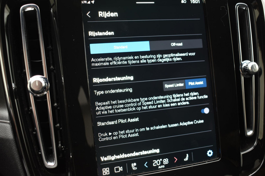 Volvo XC40 252PK Single Motor Extended Range Plus / Navigatie / Camera / Parkeersensoren / Adaptieve Cruisecontrol / Stuur-Stoelverwarming / LM Velgen / Trekhaak /