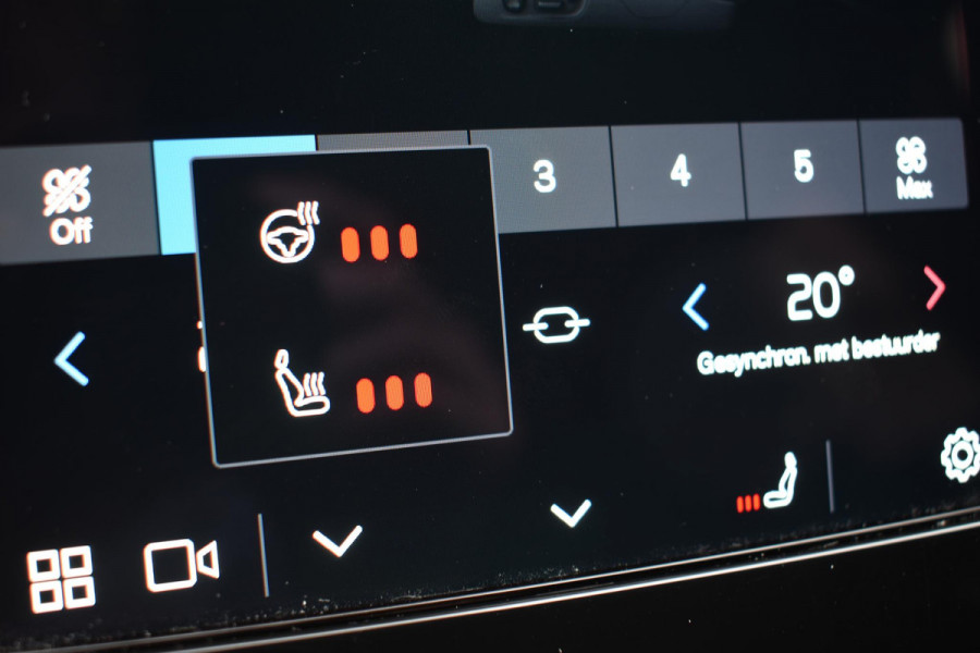 Volvo XC40 252PK Single Motor Extended Range Plus / Navigatie / Camera / Parkeersensoren / Adaptieve Cruisecontrol / Stuur-Stoelverwarming / LM Velgen / Trekhaak /