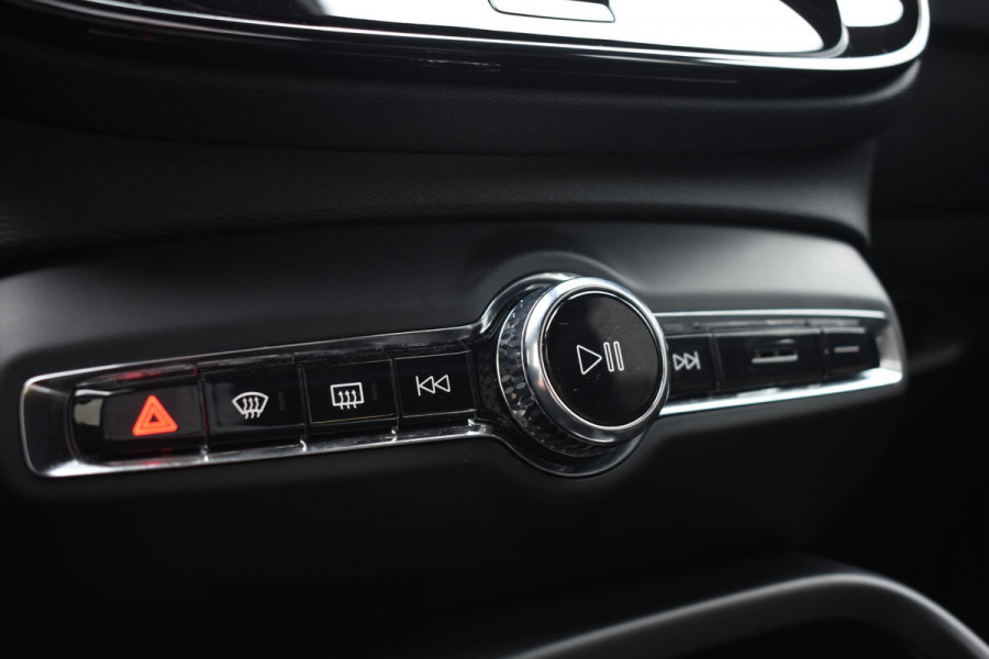 Volvo XC40 252PK Single Motor Extended Range Plus / Navigatie / Camera / Parkeersensoren / Adaptieve Cruisecontrol / Stuur-Stoelverwarming / LM Velgen / Trekhaak /
