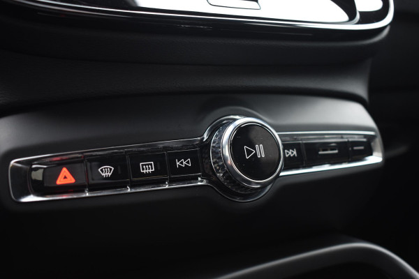 Volvo XC40 252PK Single Motor Extended Range Plus / Navigatie / Camera / Parkeersensoren / Adaptieve Cruisecontrol / Stuur-Stoelverwarming / LM Velgen / Trekhaak /