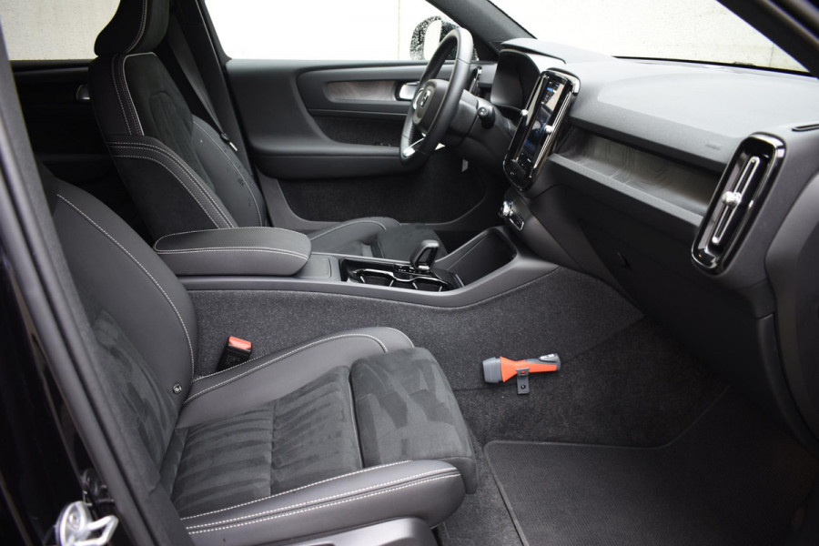 Volvo XC40 252PK Single Motor Extended Range Plus / Navigatie / Camera / Parkeersensoren / Adaptieve Cruisecontrol / Stuur-Stoelverwarming / LM Velgen / Trekhaak /