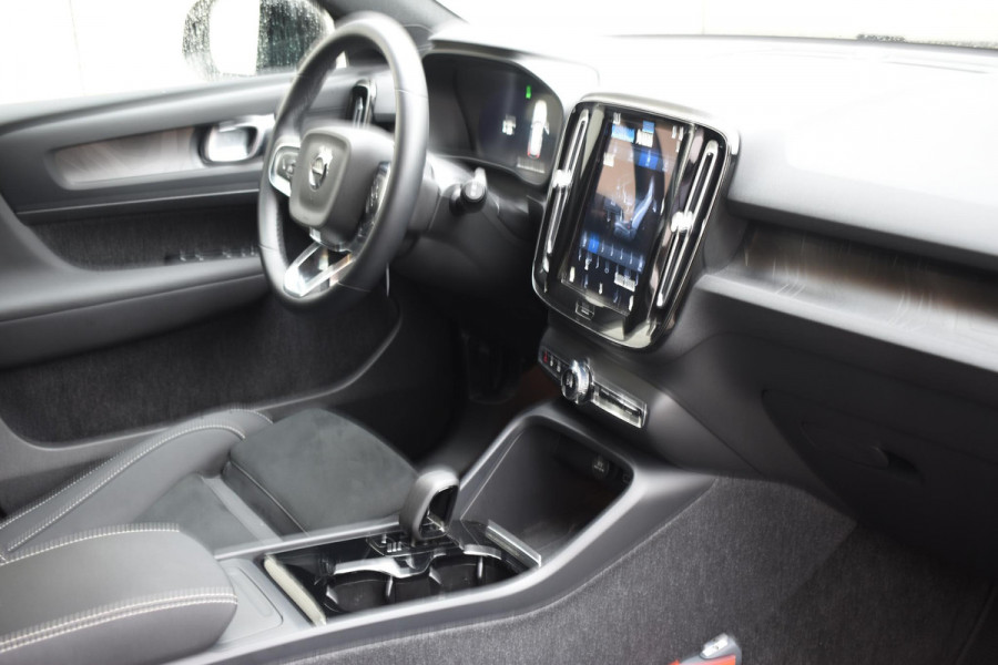 Volvo XC40 252PK Single Motor Extended Range Plus / Navigatie / Camera / Parkeersensoren / Adaptieve Cruisecontrol / Stuur-Stoelverwarming / LM Velgen / Trekhaak /