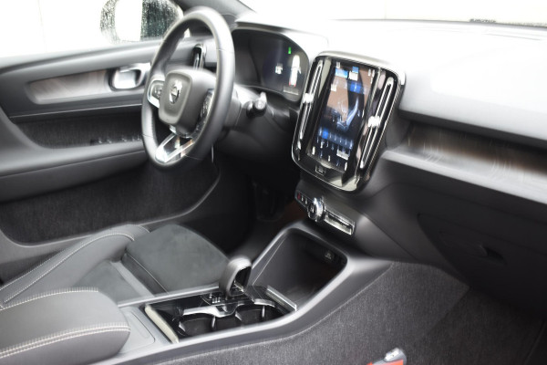 Volvo XC40 252PK Single Motor Extended Range Plus / Navigatie / Camera / Parkeersensoren / Adaptieve Cruisecontrol / Stuur-Stoelverwarming / LM Velgen / Trekhaak /