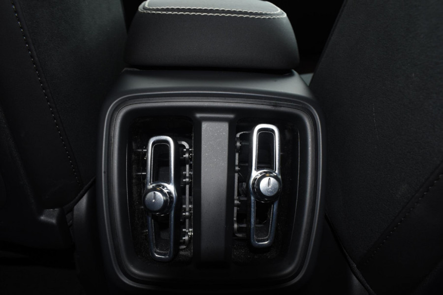 Volvo XC40 252PK Single Motor Extended Range Plus / Navigatie / Camera / Parkeersensoren / Adaptieve Cruisecontrol / Stuur-Stoelverwarming / LM Velgen / Trekhaak /