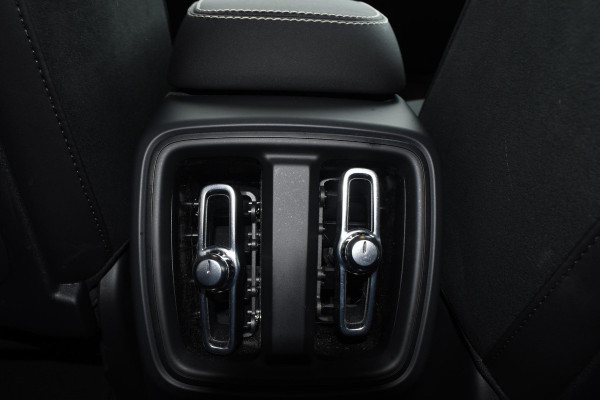 Volvo XC40 252PK Single Motor Extended Range Plus / Navigatie / Camera / Parkeersensoren / Adaptieve Cruisecontrol / Stuur-Stoelverwarming / LM Velgen / Trekhaak /