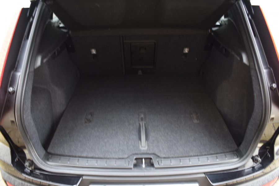 Volvo XC40 252PK Single Motor Extended Range Plus / Navigatie / Camera / Parkeersensoren / Adaptieve Cruisecontrol / Stuur-Stoelverwarming / LM Velgen / Trekhaak /