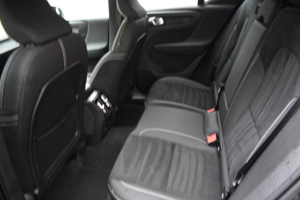 Volvo XC40 252PK Single Motor Extended Range Plus / Navigatie / Camera / Parkeersensoren / Adaptieve Cruisecontrol / Stuur-Stoelverwarming / LM Velgen / Trekhaak /