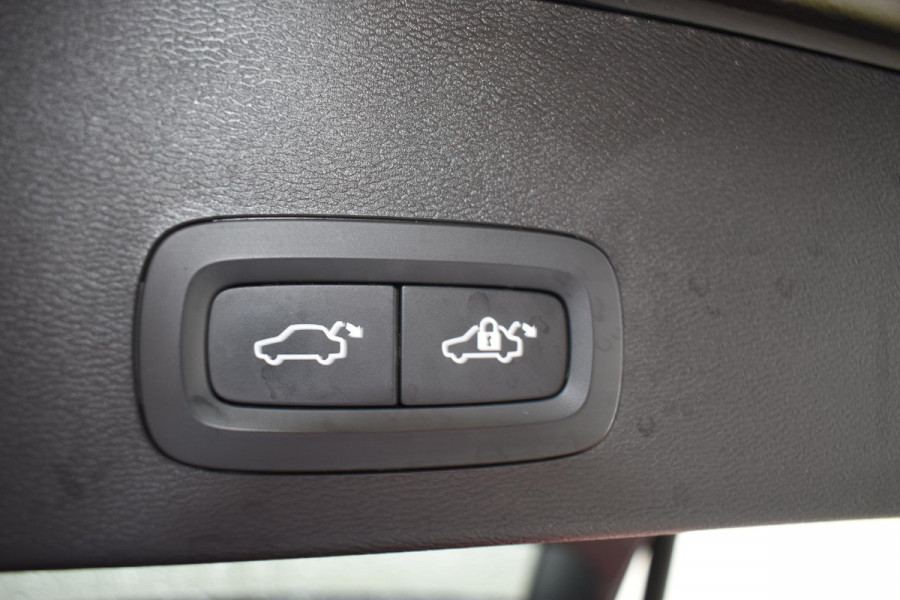 Volvo XC40 252PK Single Motor Extended Range Plus / Navigatie / Camera / Parkeersensoren / Adaptieve Cruisecontrol / Stuur-Stoelverwarming / LM Velgen / Trekhaak /