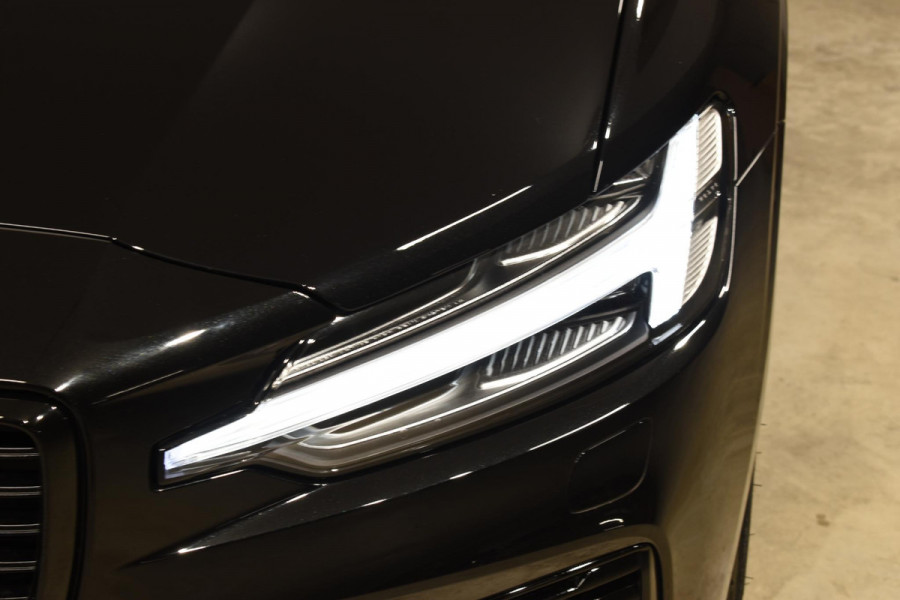 Volvo V60 T6 350PK AWD Ultra Dark / Navigatie / Adaptieve Cruisecontrol / Elektrische Stoelen / Harman Kardon / LM Velgen / Trekhaak /