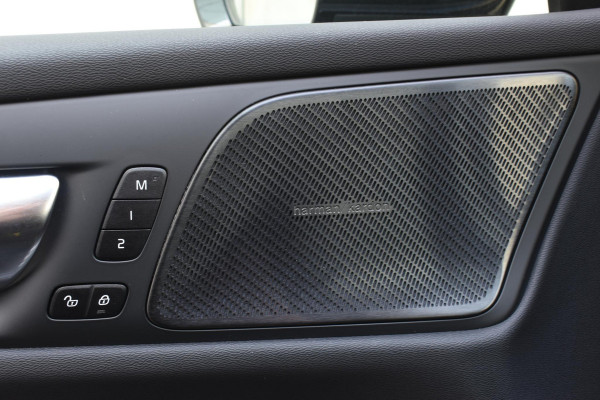 Volvo V60 T6 350PK AWD Ultra Dark / Navigatie / Adaptieve Cruisecontrol / Elektrische Stoelen / Harman Kardon / LM Velgen / Trekhaak /