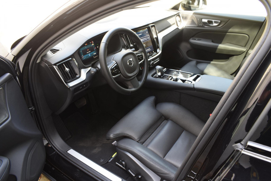 Volvo V60 T6 350PK AWD Ultra Dark / Navigatie / Adaptieve Cruisecontrol / Elektrische Stoelen / Harman Kardon / LM Velgen / Trekhaak /
